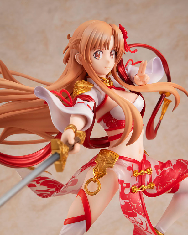 ¡”Sao” Asuna ajusta audazmente sus piernas con ranuras extremadamente profundas! Tiene tres dimensiones con un vestido de batalla de estilo chino ♪ “Ryoreikajin Ver”. Con una mirada digna llamativa.