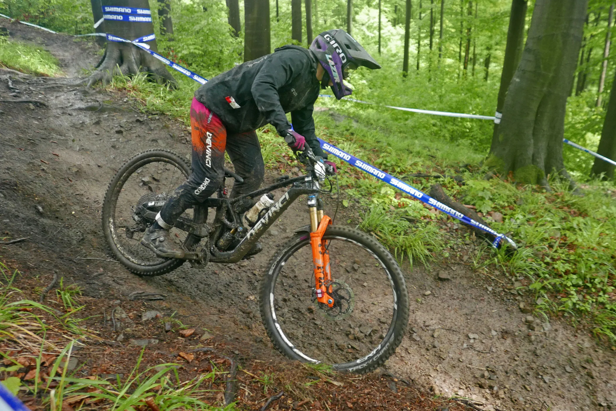 Elly Hoskin gana la Copa Mundial de Bielsko-Biała Enduro en HP Spartan HP de High-Pivot