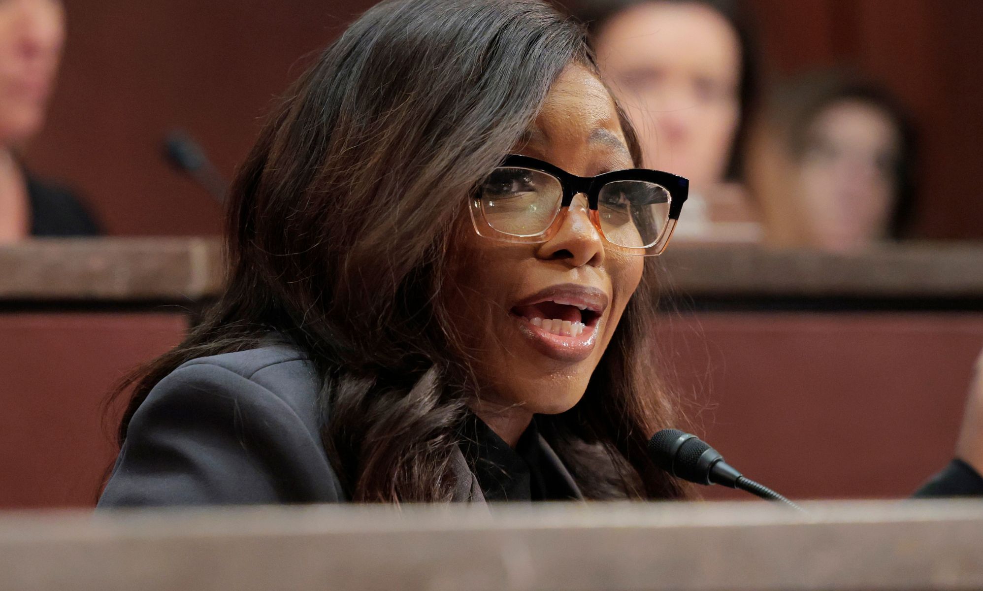 Jasmine Crockett lee a Trump para suciedad en The Late Show con Stephen Colbert