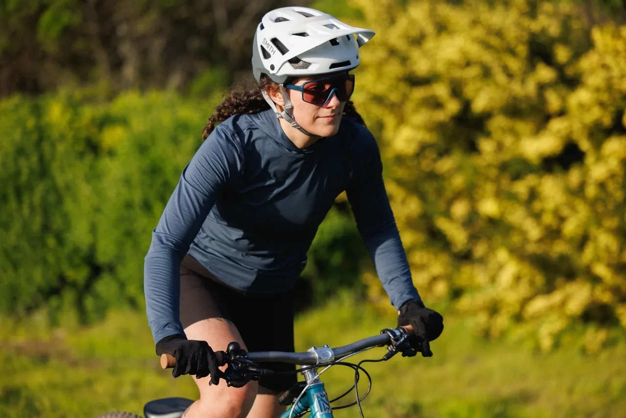 La nueva camisa de sendero con capucha UV de Ornot ofrece protección solar y vibraciones de bicicleta para enfriar/salir de la bicicleta
