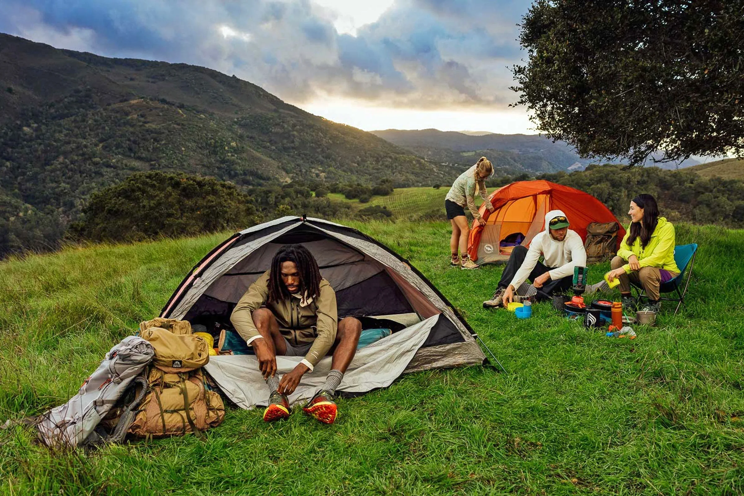Ahorre en equipo al aire libre en la venta de fin de semana del Backcountry Memorial Day