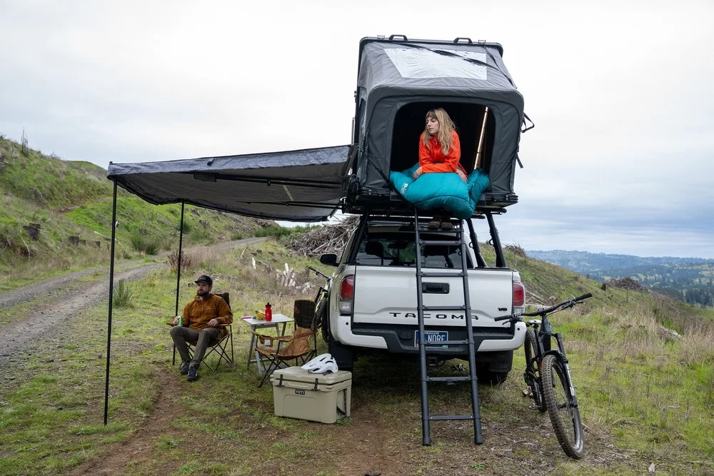 ¡Yakima presenta su primera carpa en la azotea de Hardshell, más toldos nuevos, almacenamiento de carga y más!