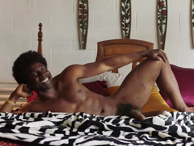 Gbenga Akinnagbe Expuesto Erecto Cock en el Deuce