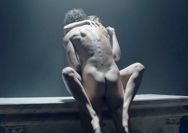 Pedro Merlo Acciones de desnudos y sexuales en Luciferina