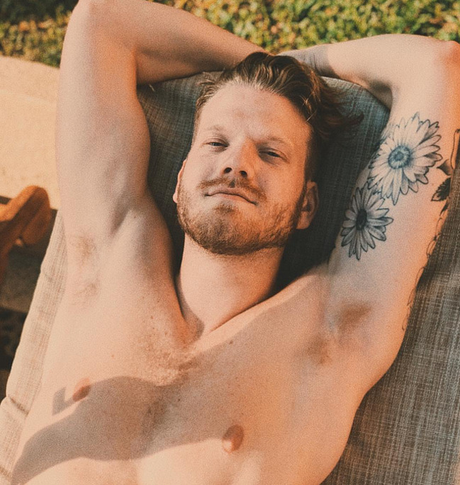 SCOTT HOYING Selfie Selfie sin camisa y sin camisa
