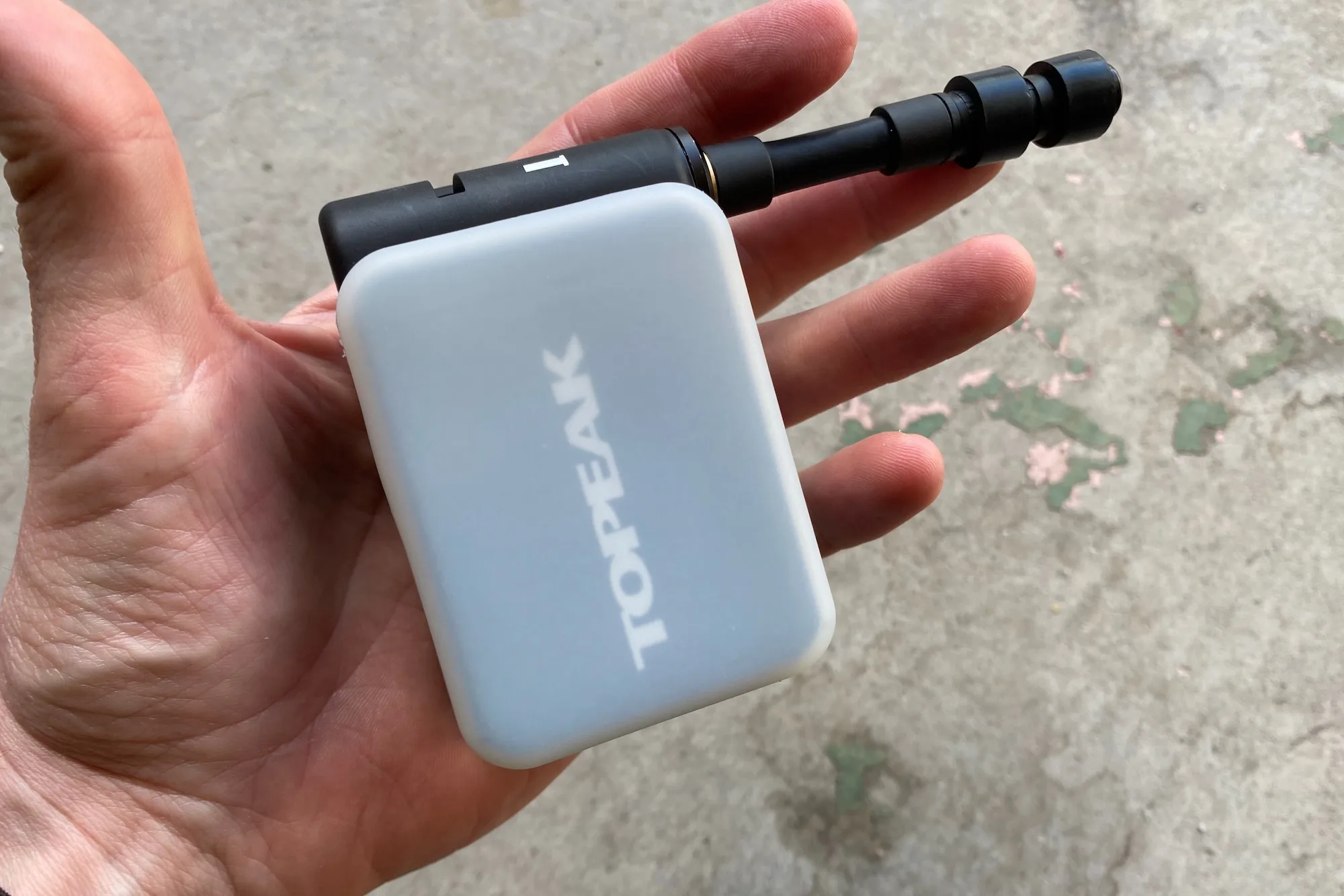 El inflador digital E-Booster Topeak es una potencia del tamaño de la palma: revisión