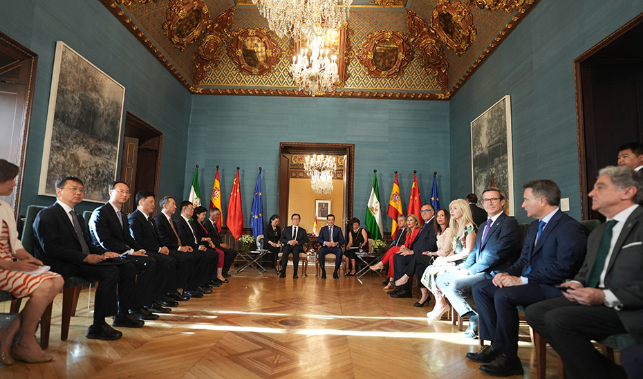 Moreno recibe al vicepresidente de la República Popular de China en una visita oficial con la que Andalucía estrecha lazos con el país asiático