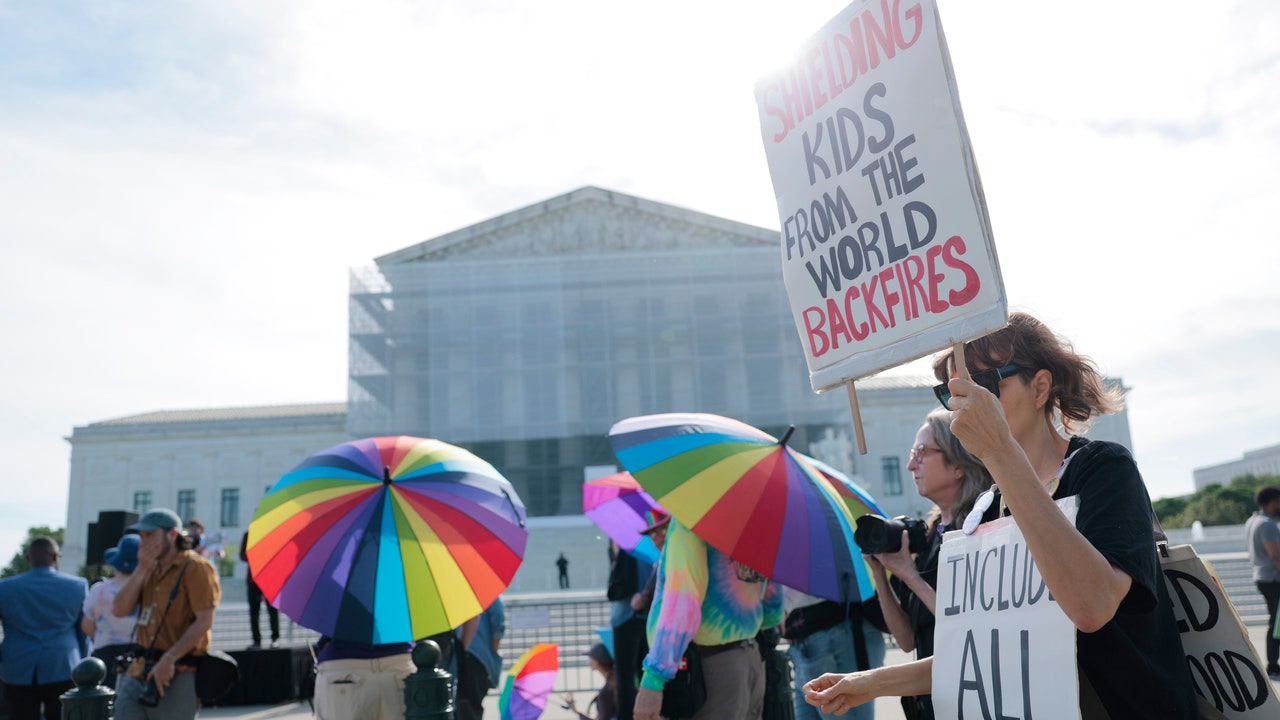 La Corte Suprema reglas a favor de los padres que se opusieron a los libros LGBTQ+ en las escuelas
