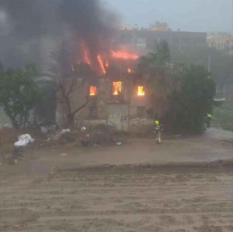 Un incendiu într -o casă abandonată din Alboraia provoacă o coloană mare de fum vizibil de la Valencia
 – Știri din Valencia