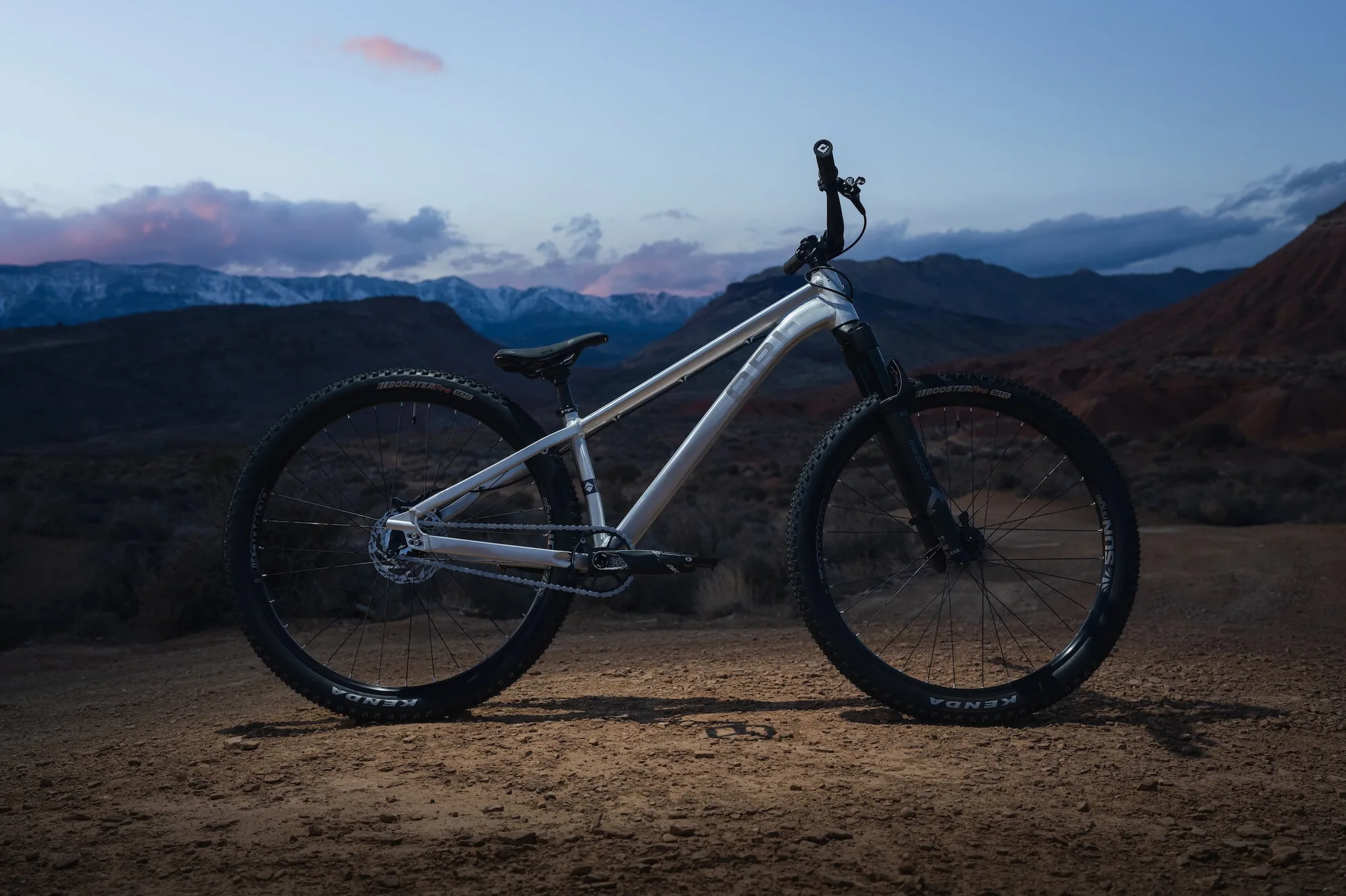 ARI presenta la nueva bicicleta 801 Dirt Jump y Pump Track