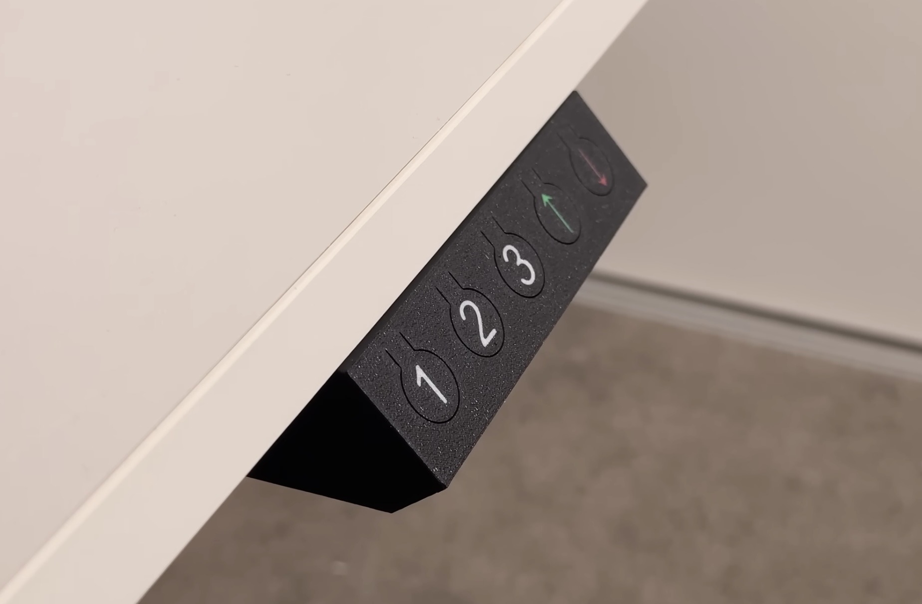 Este controlador de oficina de bricolaje de pie proporciona configuraciones de memoria de estilo de automóvil de lujo