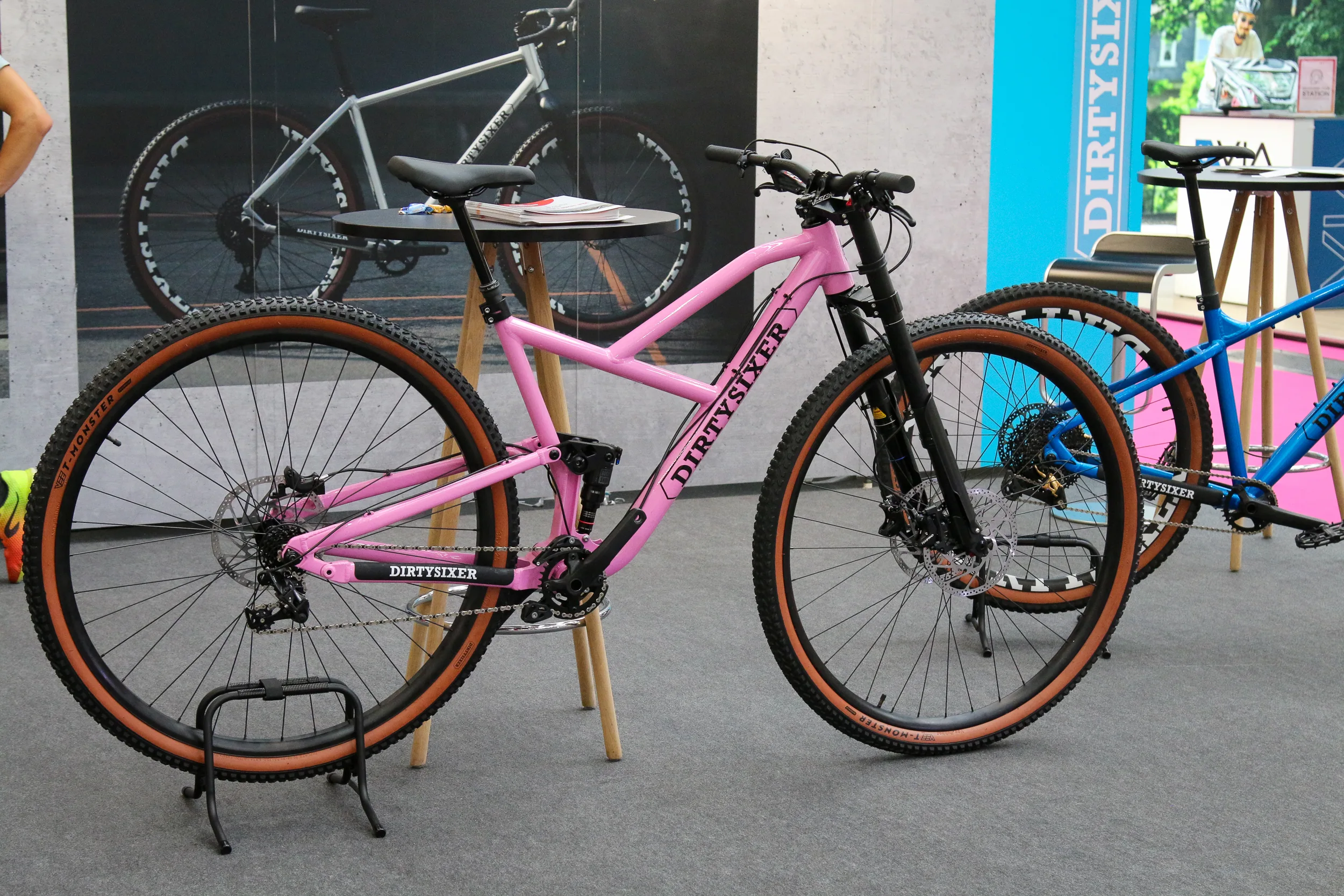 Las ruedas de 32 “eran grandes en Eurobike, pero no como esta bicicleta de suspensión completa de 36”