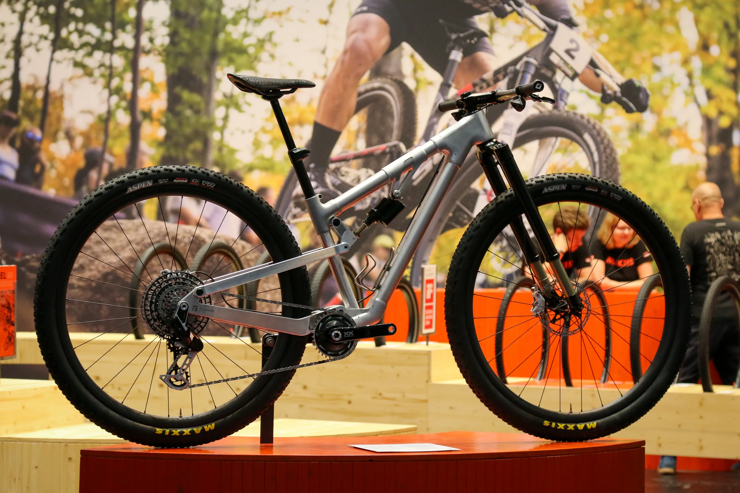 Maxxis muestra un prototipo de suspensión completa de Faction Bike Studio 32 “