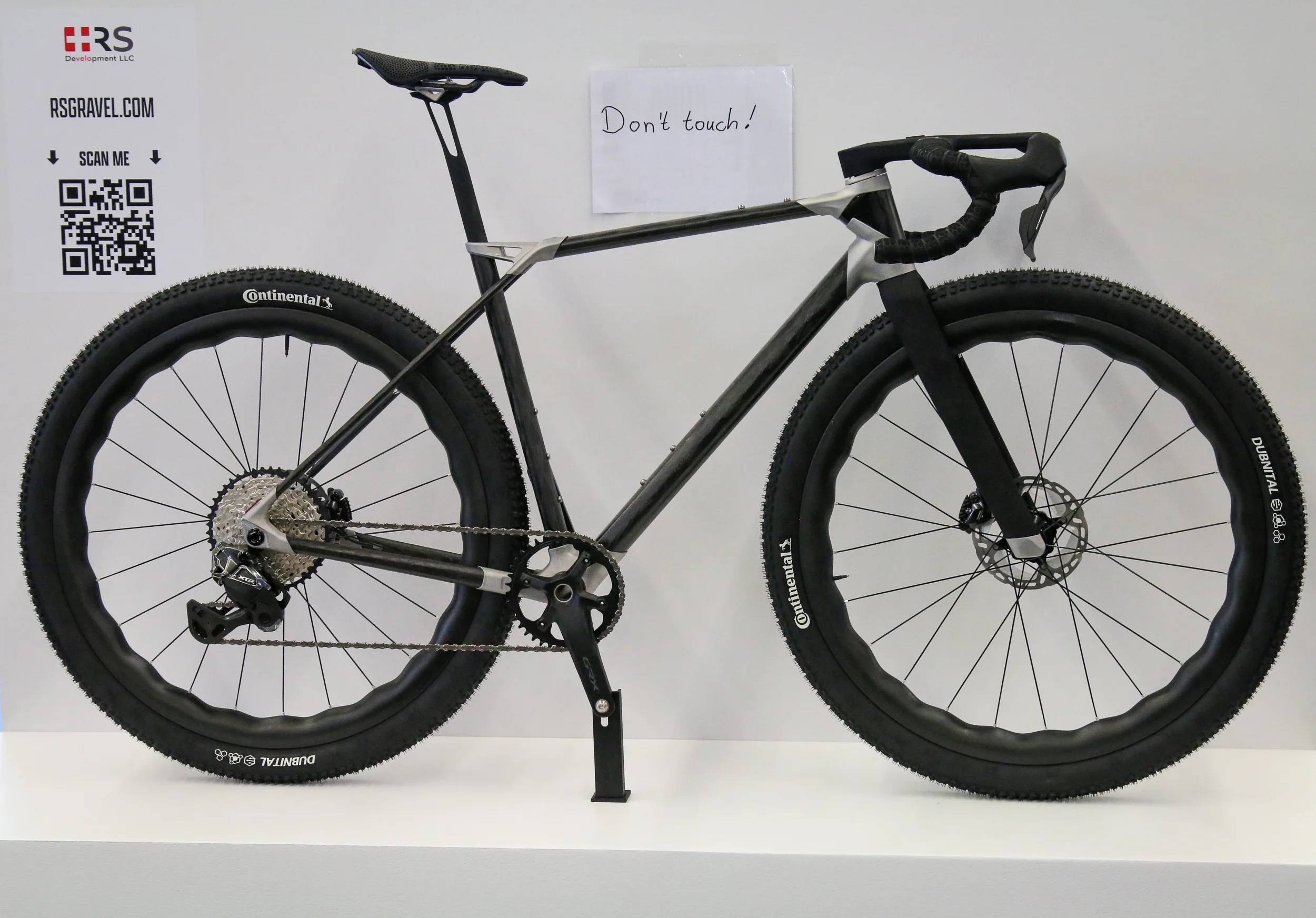 Los amortiguadores de masa sintonizados podrían dirigirse a la grava con la bicicleta de grava de titanio y carbono RS