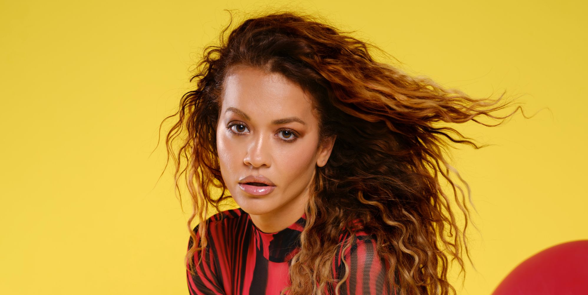 Rita Ora se burla de la colaboración Troye Sivan y dice que los ataques contra los derechos trans la hacen “tan enojada”