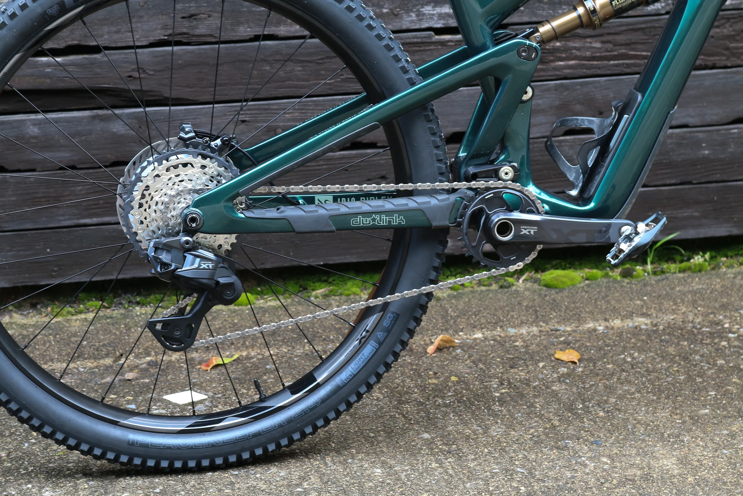 Shimano XT DI2 se electrifica con desplazamiento inalámbrico, opciones de jaula corta y larga