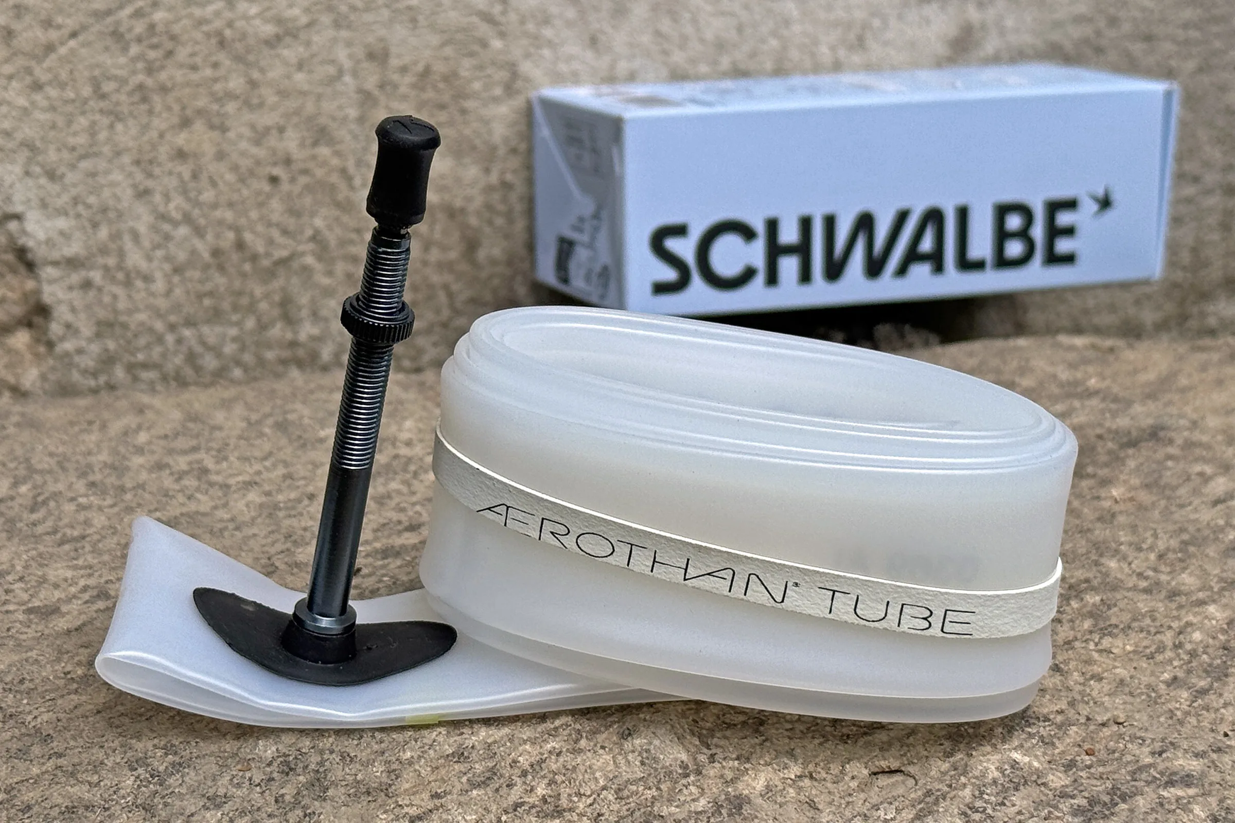 Los tubos de TPU Schwalbe Aerothan de próxima generación obtienen válvulas de aleación y reciclaje de economía circular