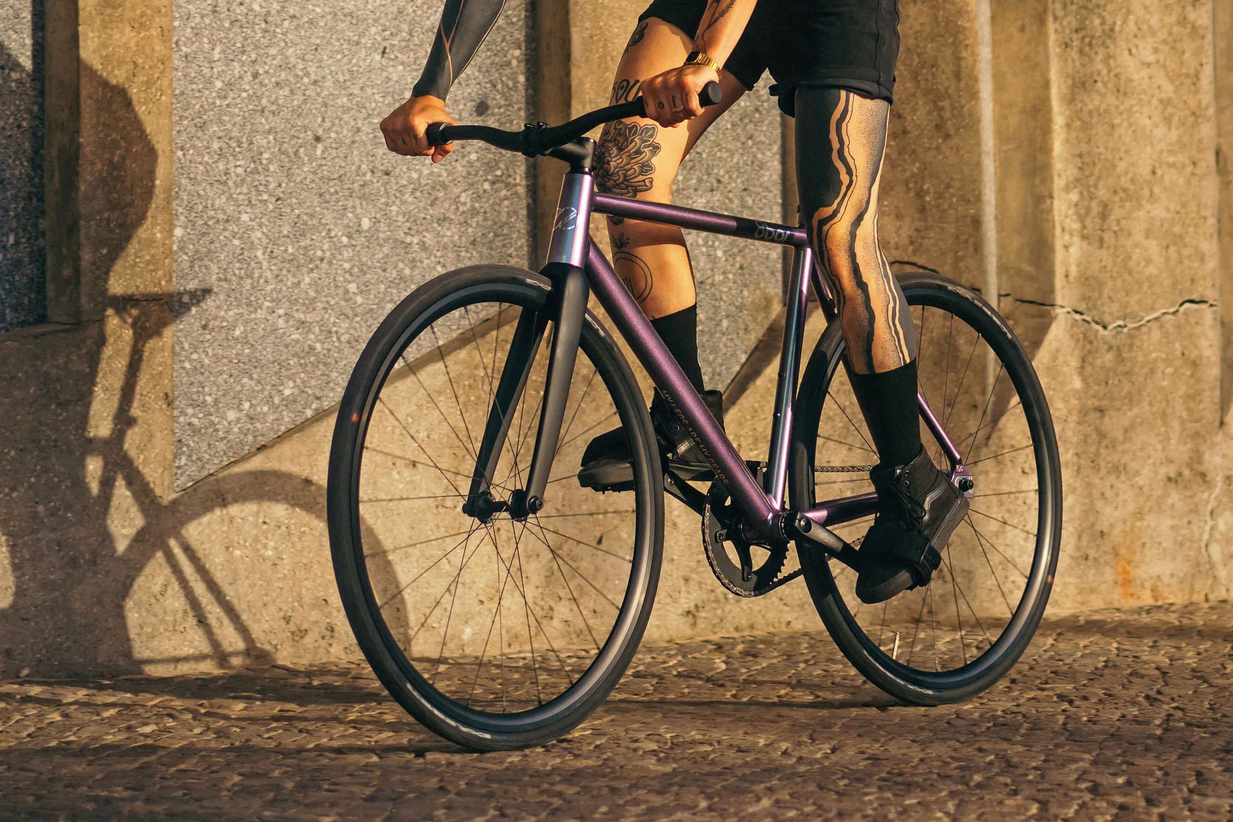 Esta bicicleta de aleación de fijación o soltera es la octava evolución del Krzberg original de 8bar de bajo costo