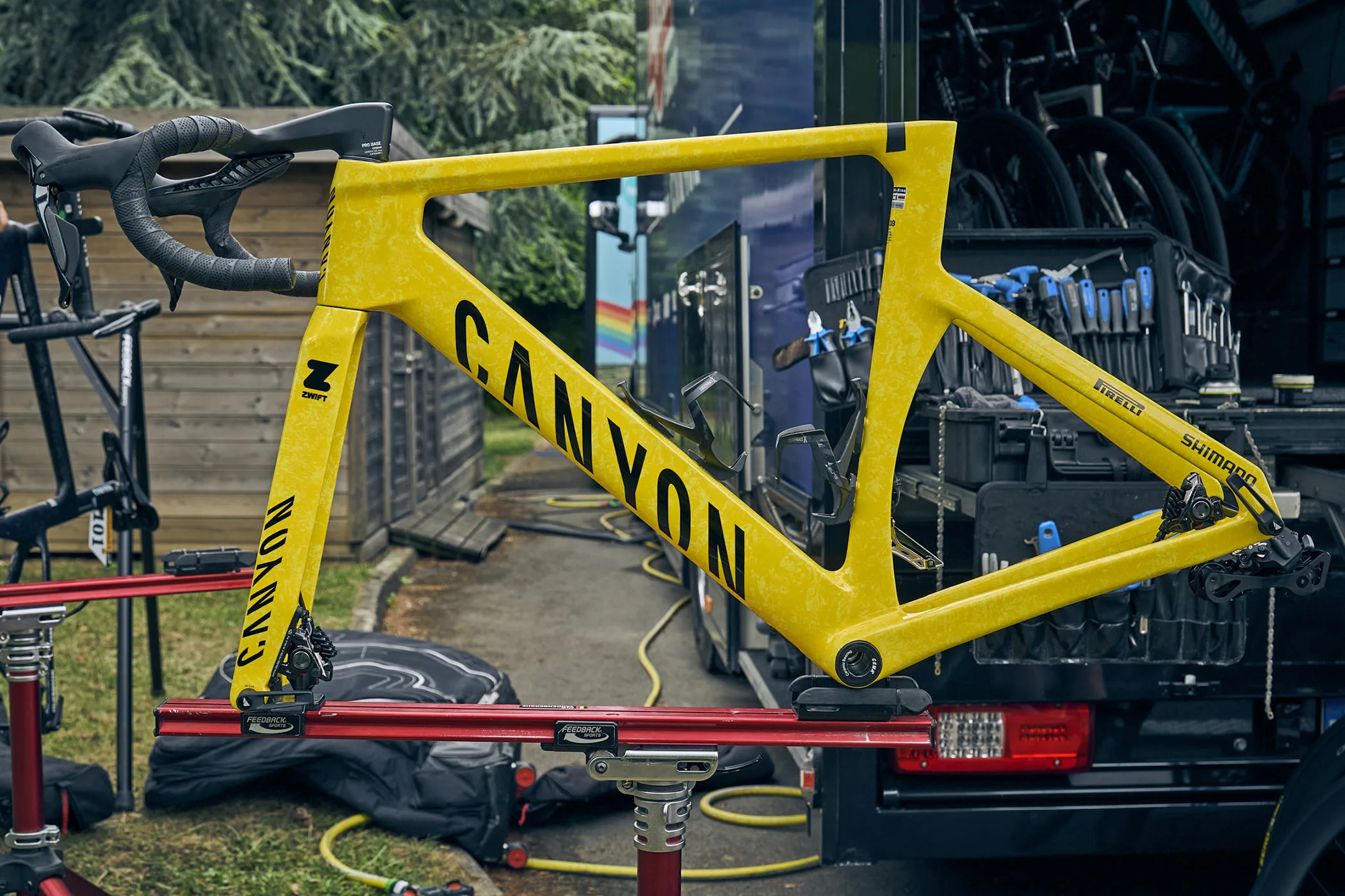 Mathieu Van der Poel Leads Tour de France en amarillo en el tercer Aeroad CFR personalizado de Mycanyon