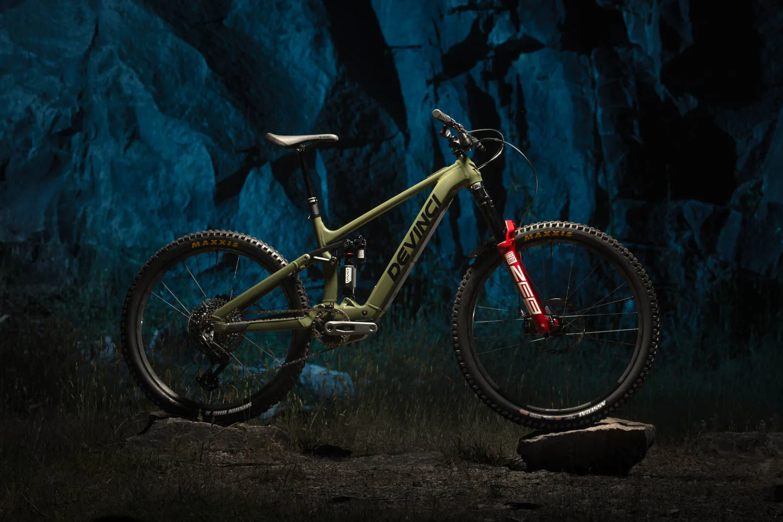 El nuevo 2026 Devinci E-Spartan Lite come senderos ásperos, pero sigue siendo sorprendentemente juguetón
