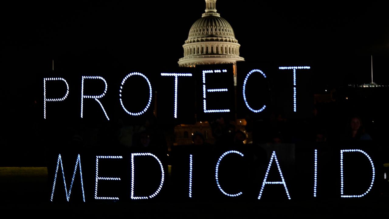Con menos protecciones y más papeleo, los estadounidenses LGBTQ+ enfrentan un acantilado de cobertura de Medicaid