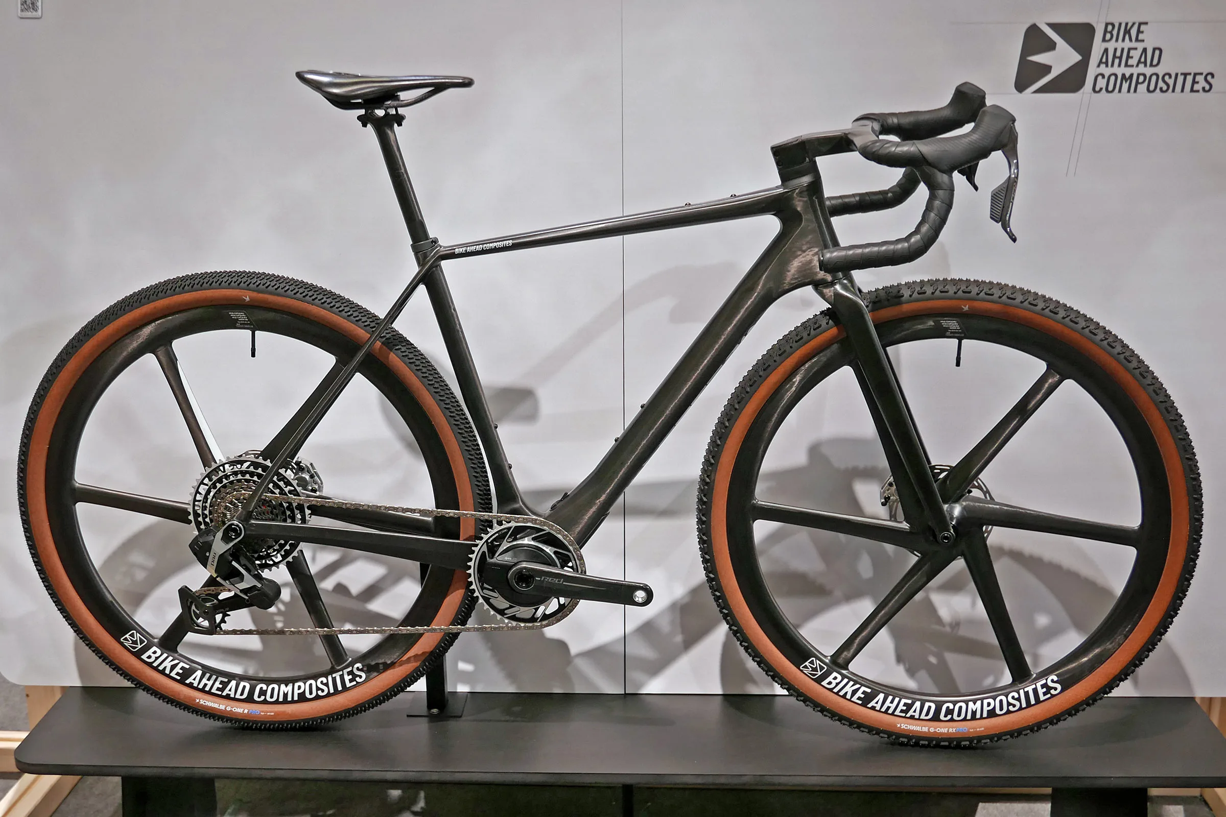 Bicicleta de bicicleta por delante de la bicicleta de grava de carbono de 6.8 kg y la construcción de sueños XC de 7.8 kg