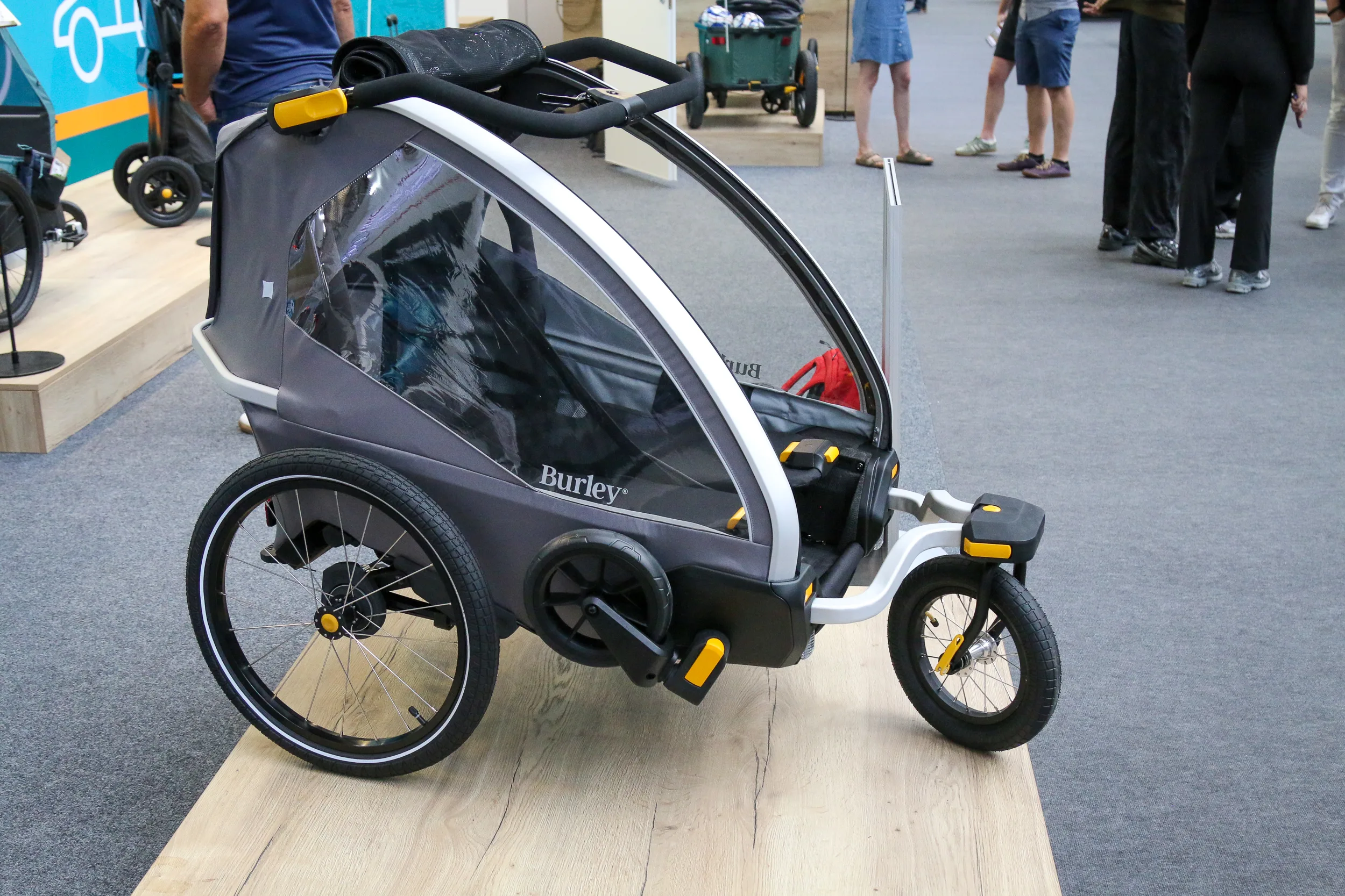 Prototype Burley Solina Trailer combina asientos planos plano para la carga con características de cochecito premium