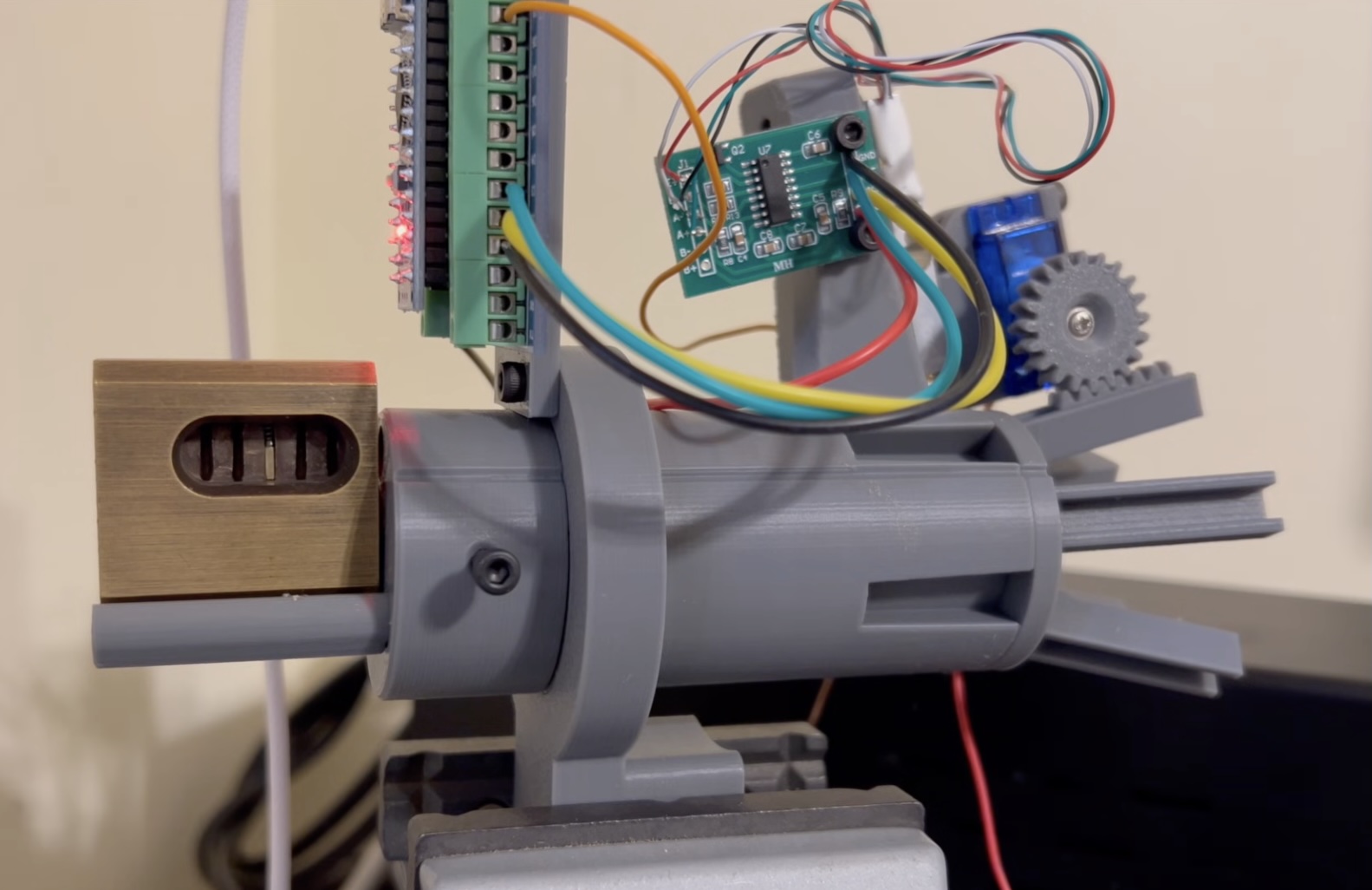 Este robot elige cerraduras usando cerebro en lugar de fuerza