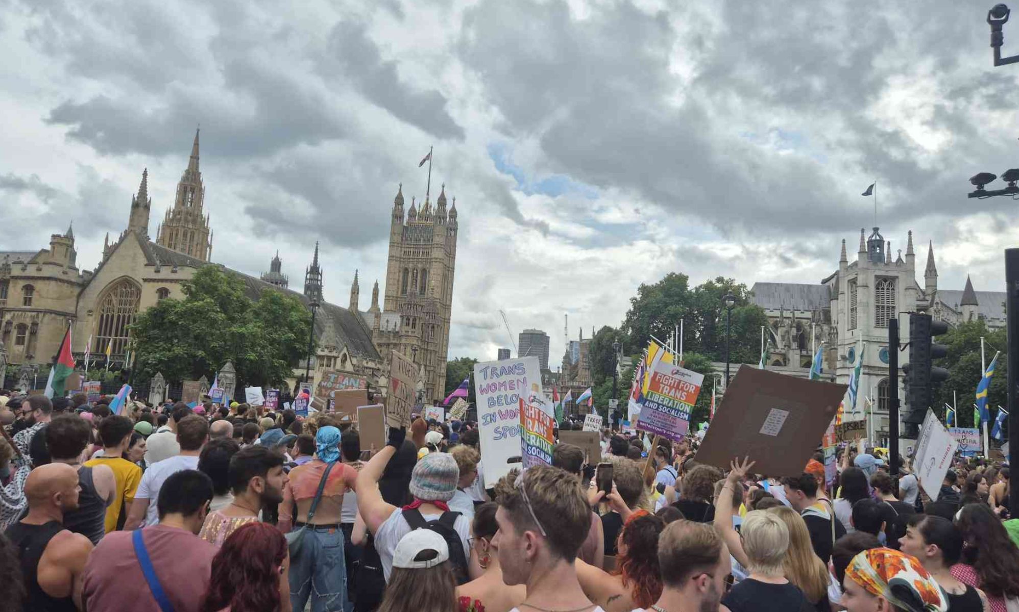 Decenas de miles de protesta por la transfobia del Reino Unido a medida que regresa el Orgullo Trans Tride de Londres