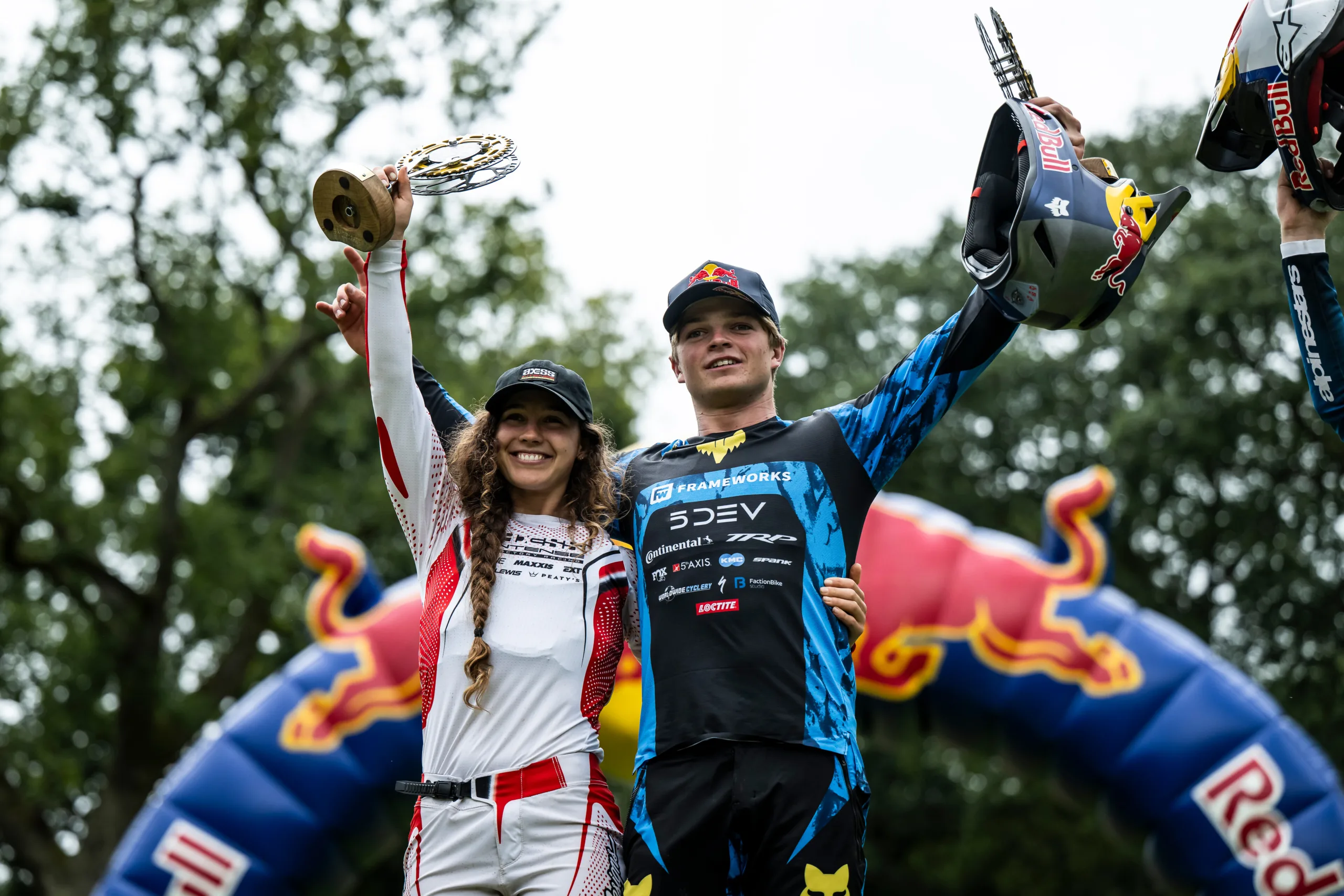 Louise Ferguson hace la historia como primera mujer en la final de la línea dura del Reino Unido, Asa Vermette es la ganadora general más joven