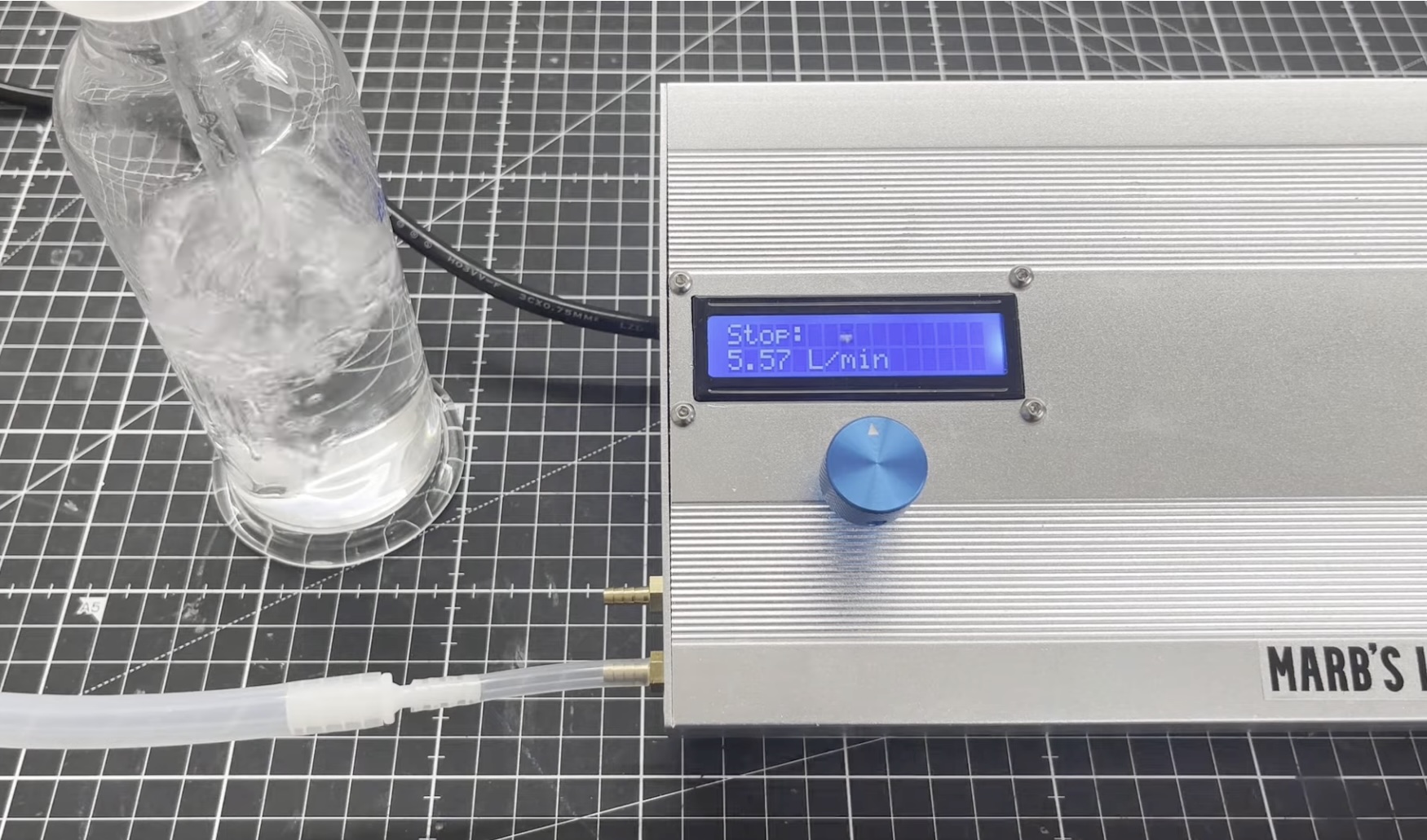 Esta bomba de diafragma programable de bricolaje es perfecta para uso de laboratorio
