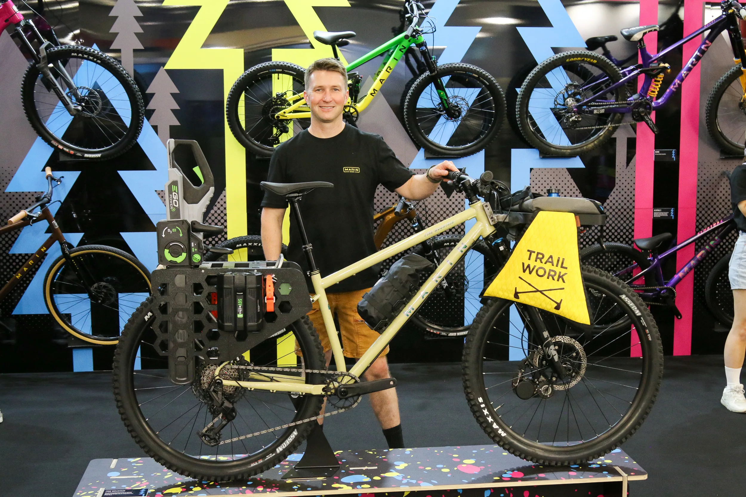 ¡OutsideBrendan Ultimate Trail Builder Bike tiene almacenamiento de motosierra y funciona con la misma batería!