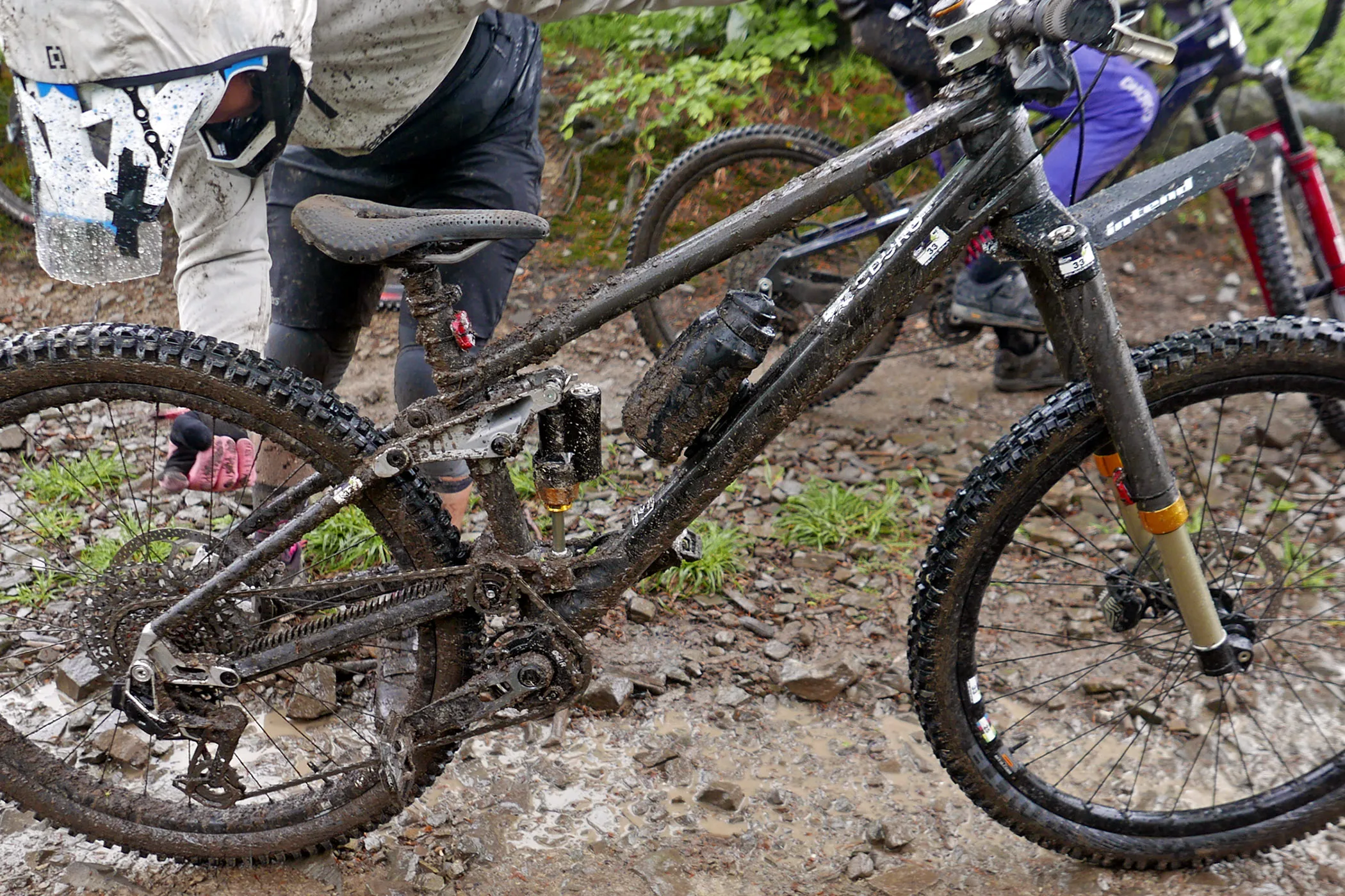 Comprobación de bicicleta Pro: Prototipo Cduro High Pivot Checo Carbon Enduro Bike para Vojta Bláha
