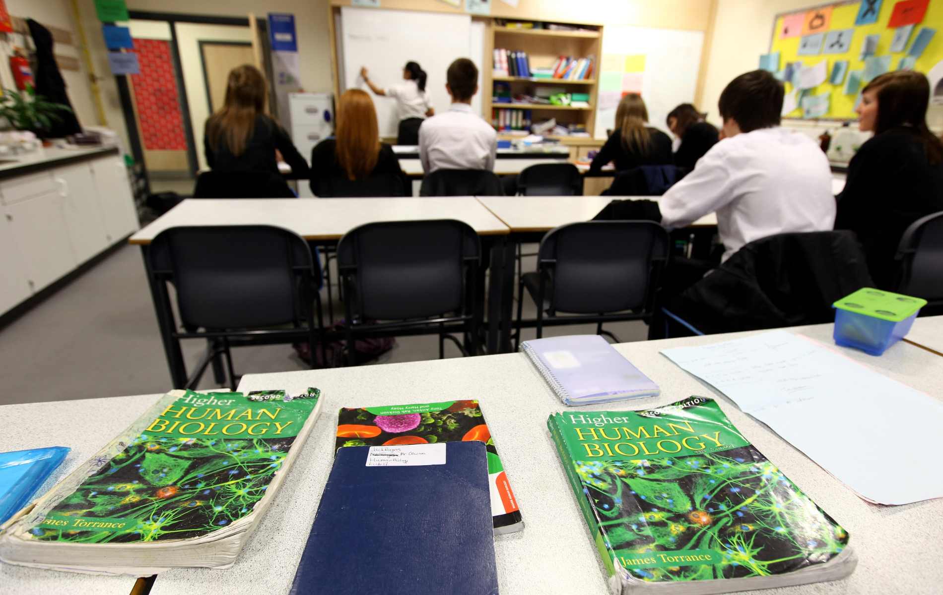 Los alumnos no deben enseñarse sobre la identidad de género “como hecho”, dice nueva guía