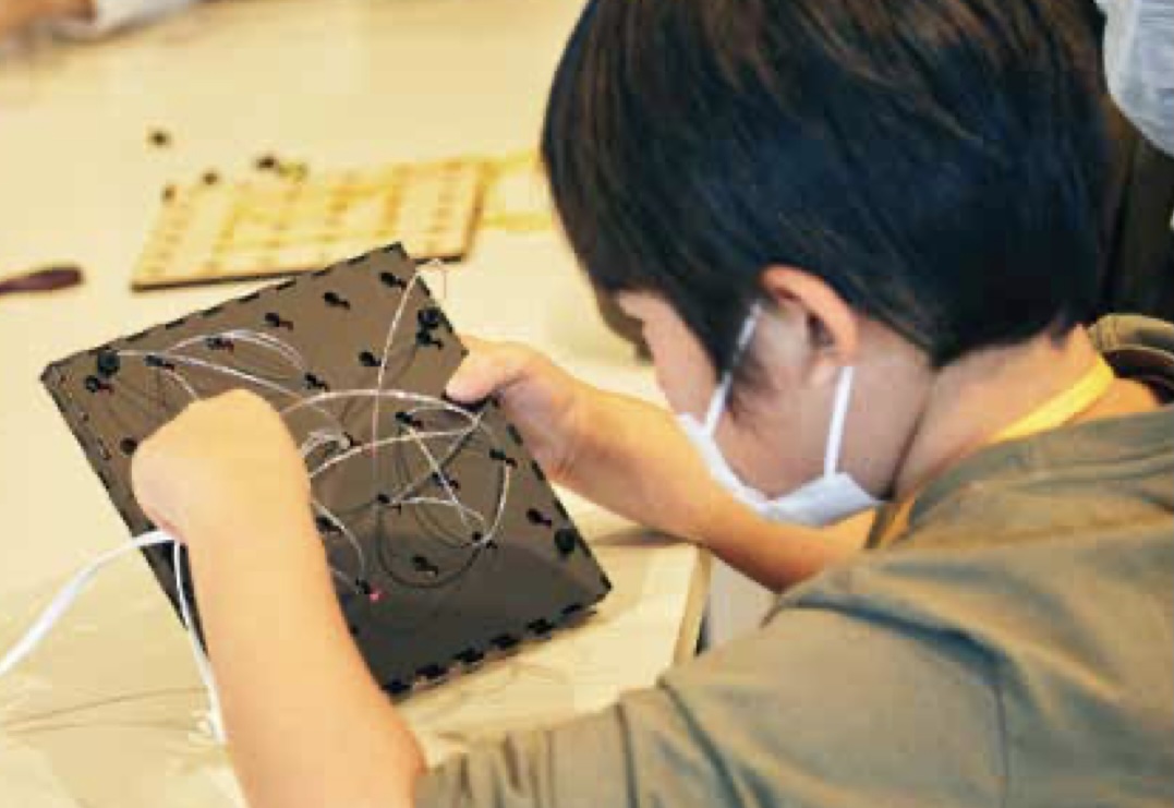 Este juguete electrónico único ayuda a los niños a aprender sus formas.
