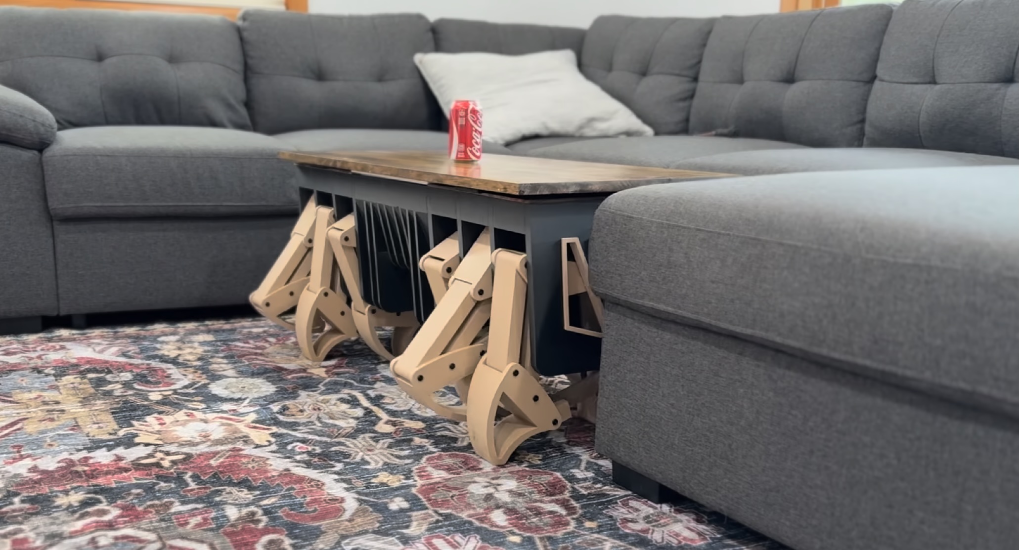 La mesa de café conceptual de concepto sigue a las personas y camina en una habitación cuando se llama