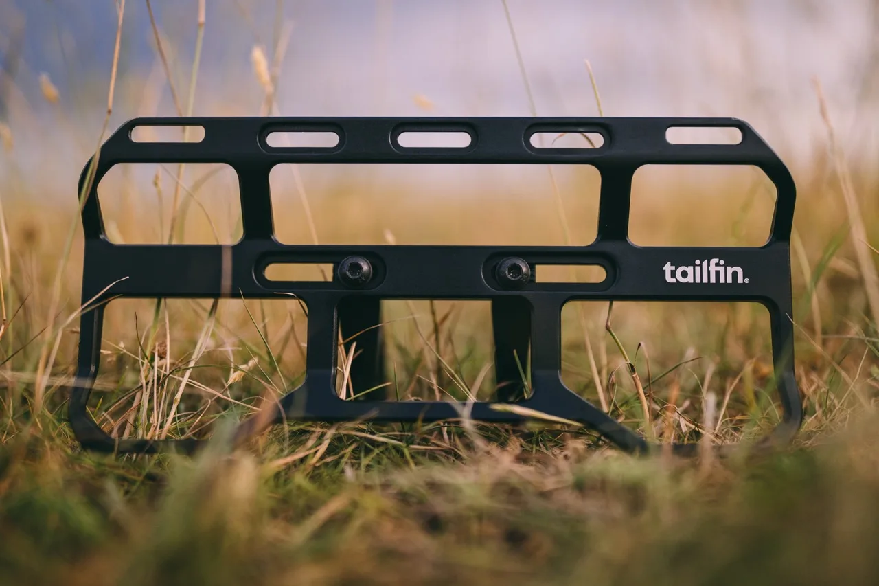 La nueva jaula de barras de Tailfin lleva todo con soportes de accesorios opcionales para luces y GPS