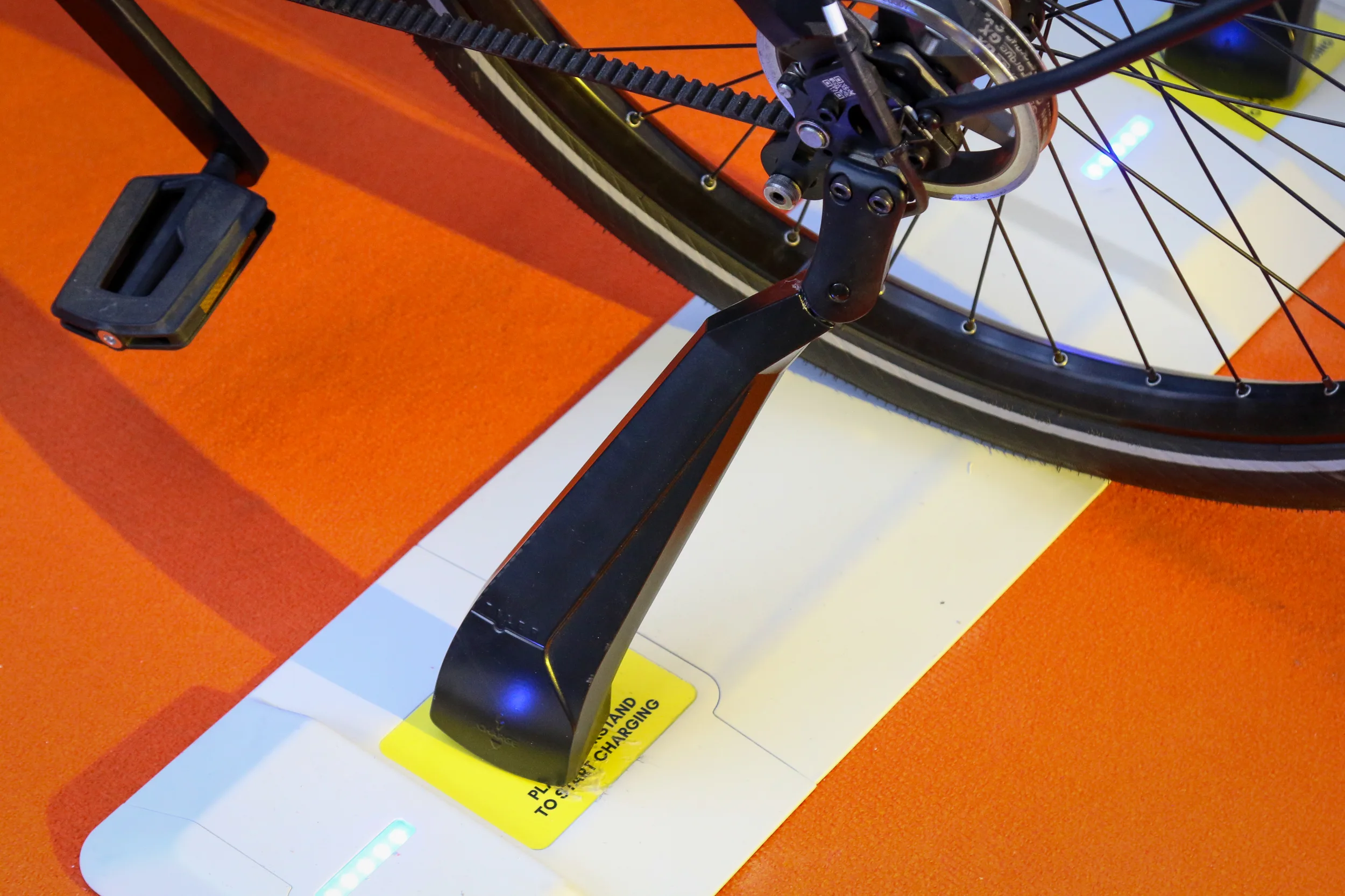 La carga magnética inalámbrica llega a Ebikes con Tiler Compact Modular Charging Tiles