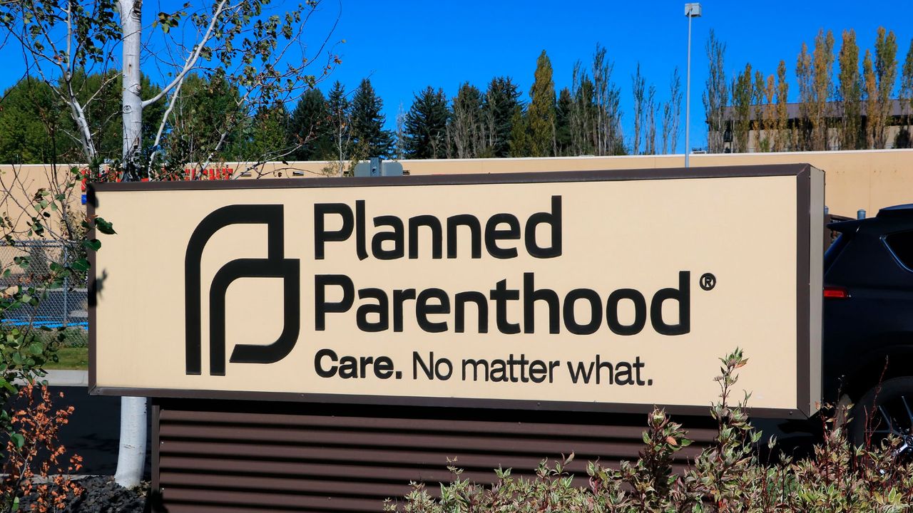 El juez federal ordena a Trump Admin que continúe con fondos de Medicaid a Planned Parenthood