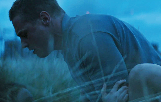 Ben Hardy desnuda y sexo misionero en unicornios