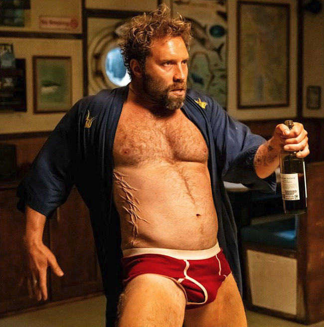 Jai Courtney Dick Bulge y escenas de ropa interior en animales peligrosos
