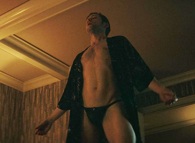 Taron Egerton sin camisa y escenas de polla en humo