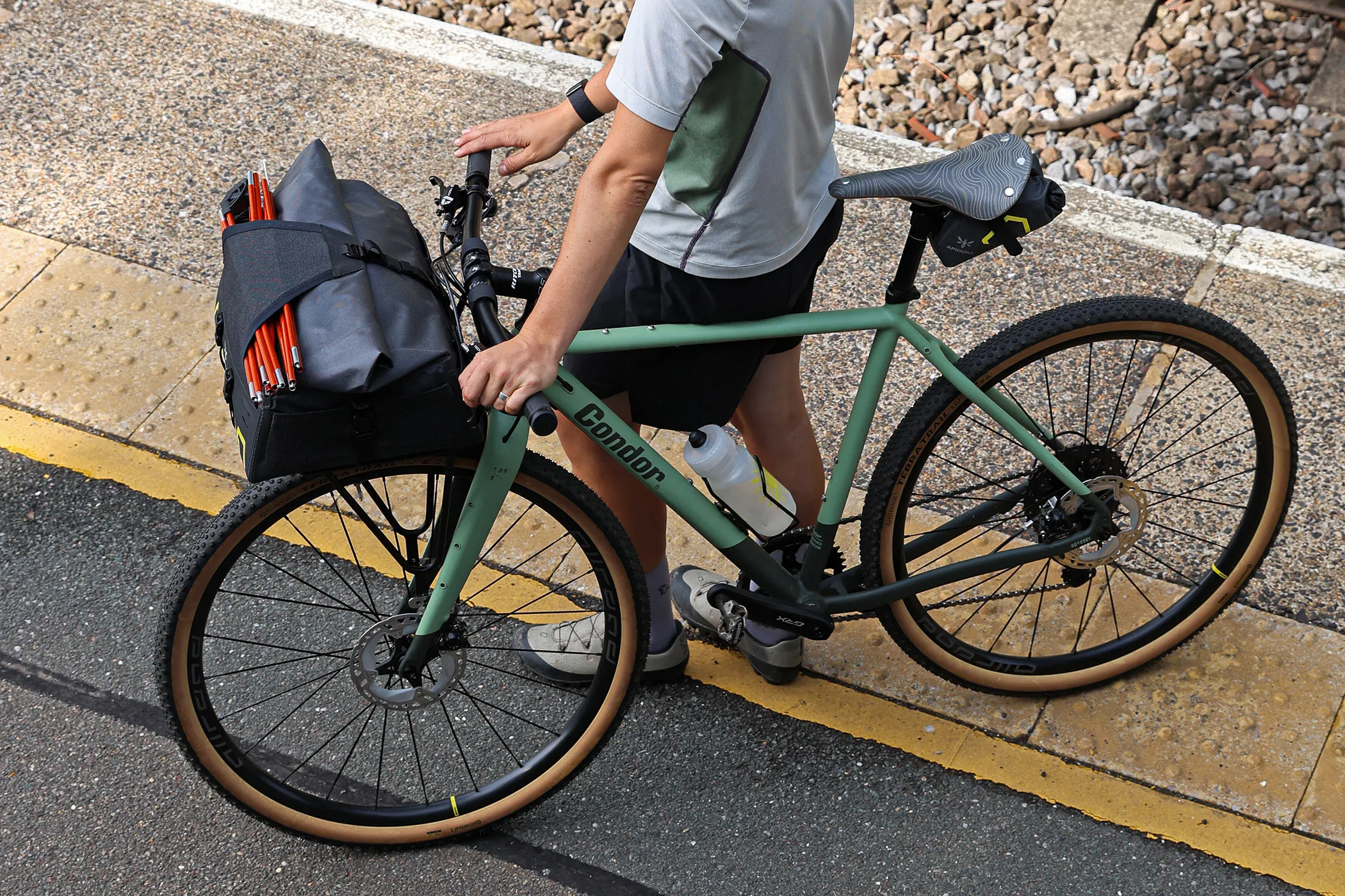 Apidura Goes Pizza Rack-Empacking con nuevas bolsas de paquete de estanterías frontales de expedición
