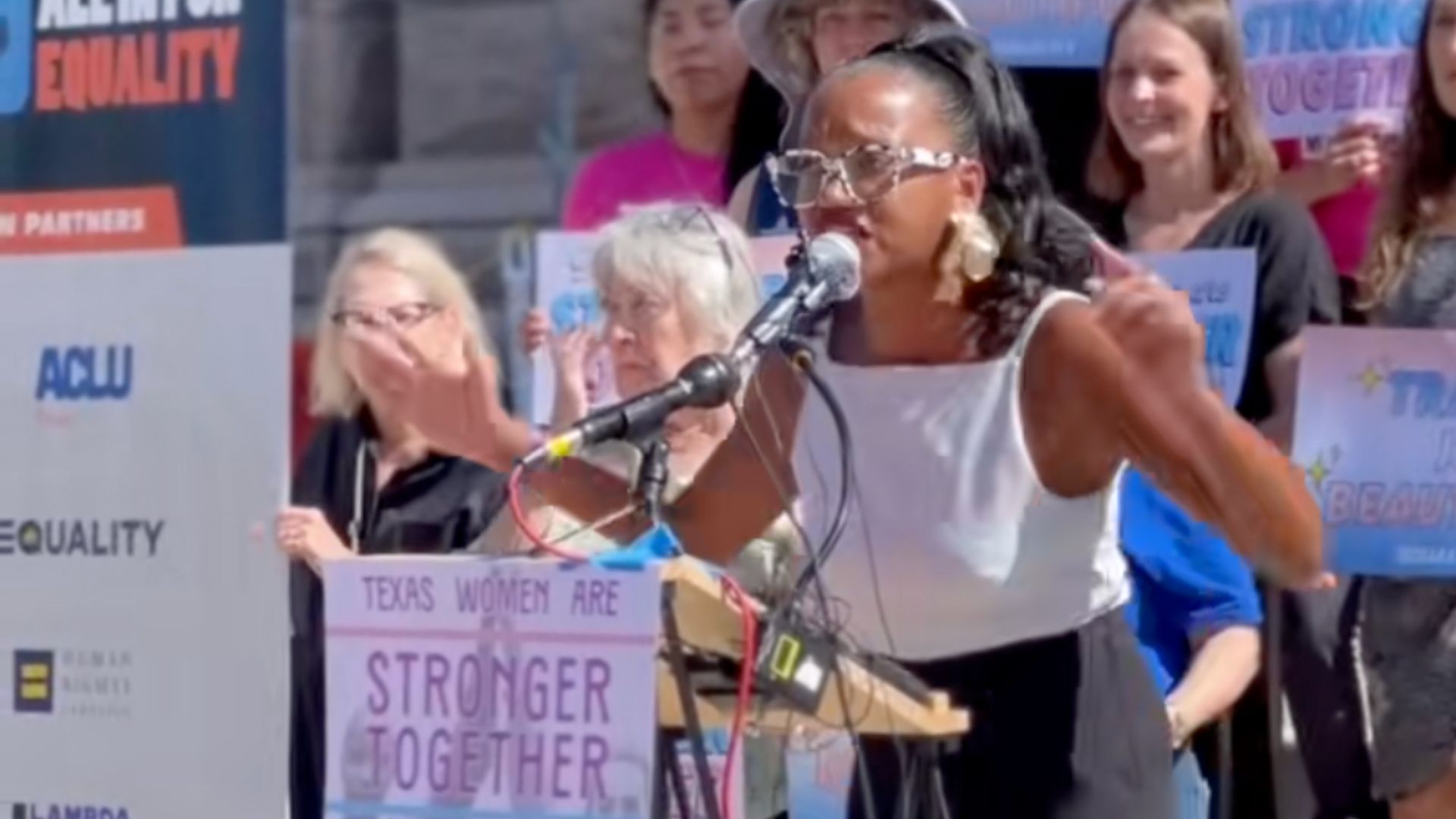 El activista negro da un discurso abrasador en apoyo de sus ‘hermanas trans’: ‘Es hora de que nos mantengamos solidarios’