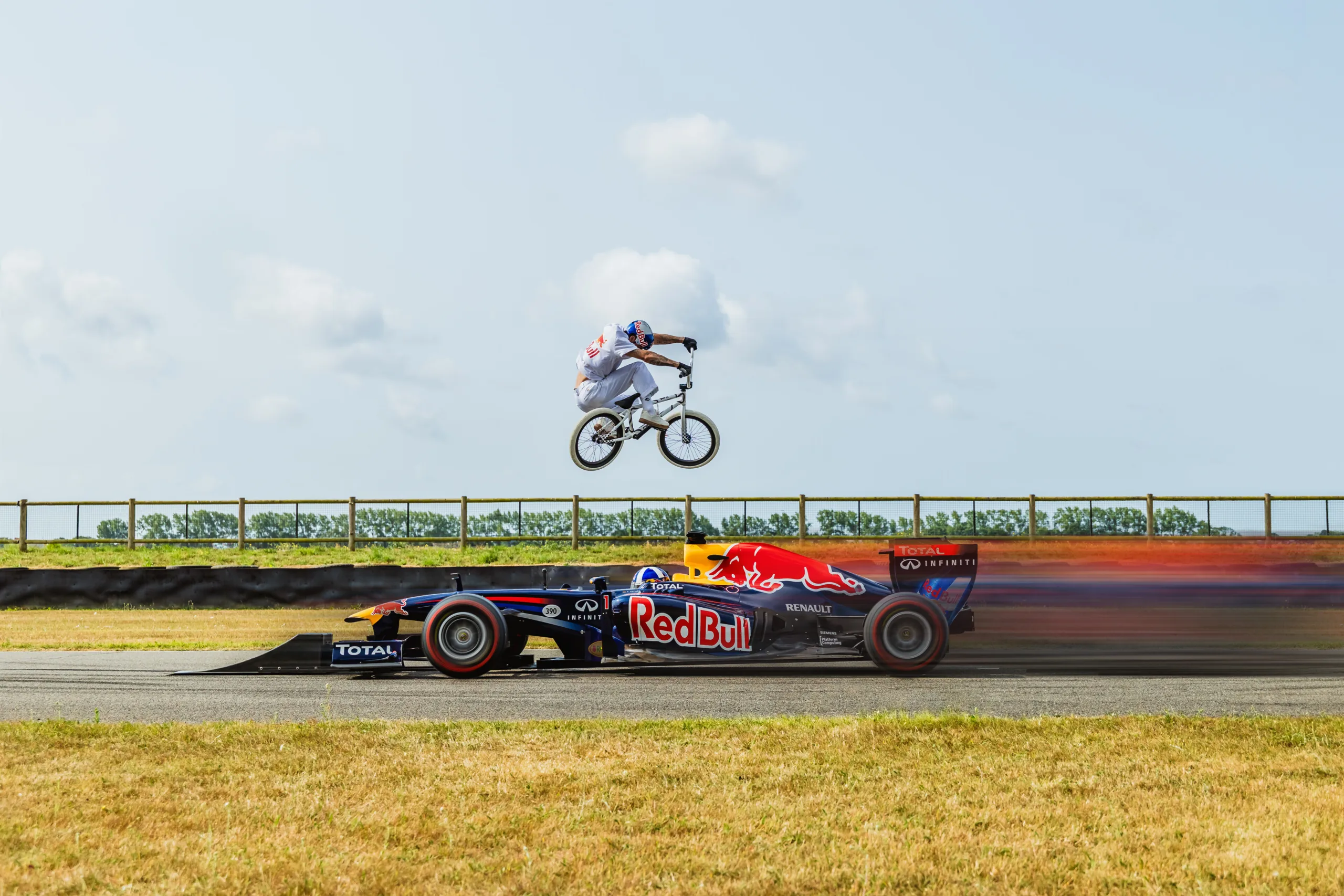 Kriss Kyle salta una bicicleta BMX sobre un auto F1 en movimiento conducido por David Coulthard