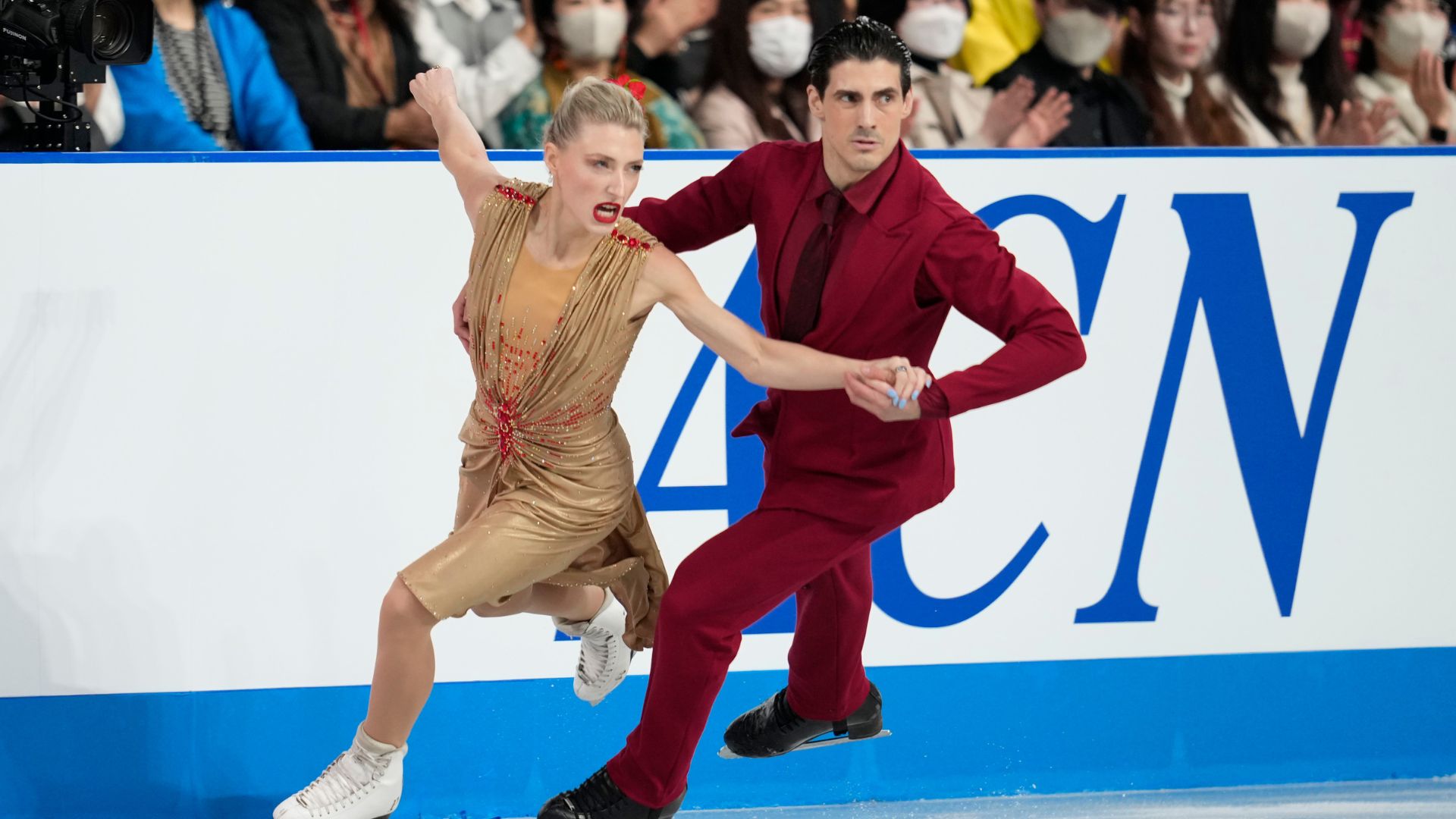 El patinador de hielo olímpico gay anuncia el compromiso con el novio de toda la vida: “Hicimos algo”