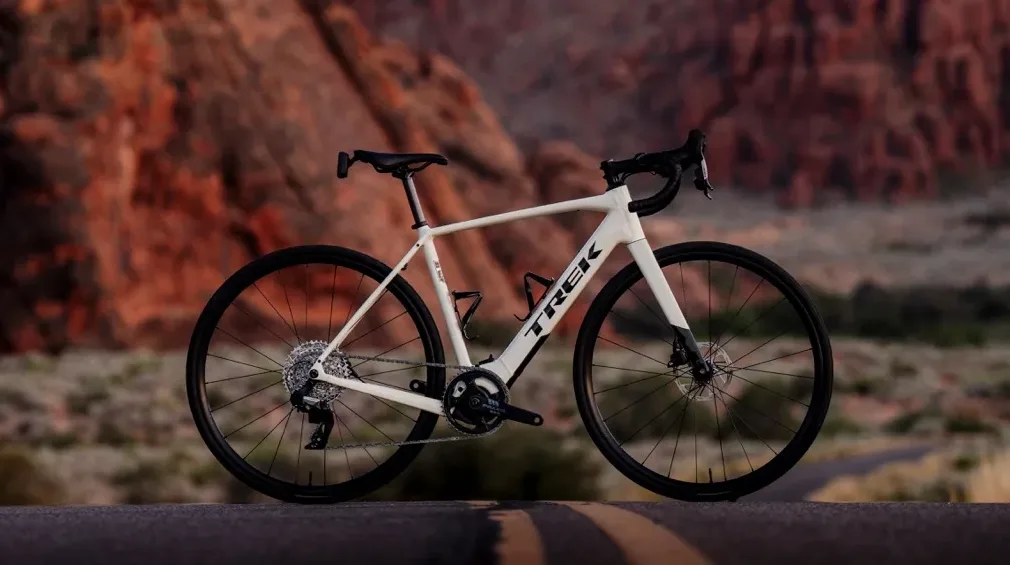 Toda la nueva bicicleta Trek Domane+ ALR Eroad combina un motor nuevo con un marco de aluminio de bajo impacto
