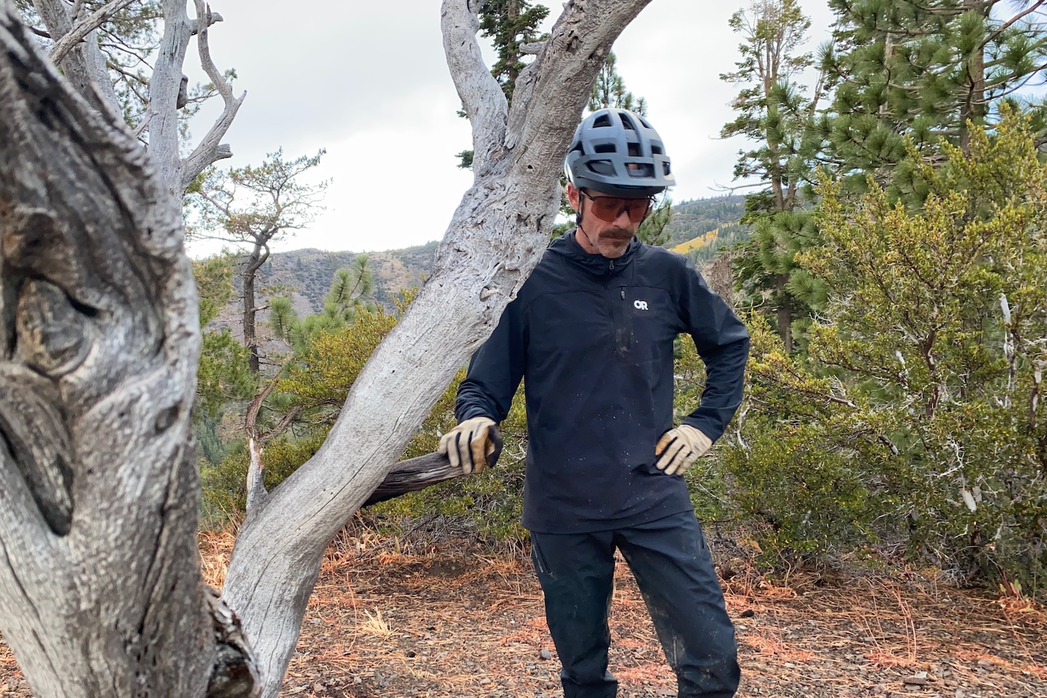 Revisión de la sudadera con capucha con media cremallera Freewheel de Outdoor Research: una capa versátil para condiciones frescas y mayoritariamente secas